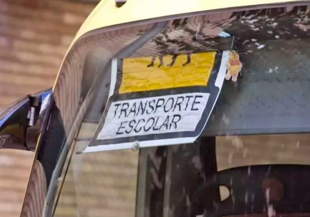 Un autobús de transporte escolar