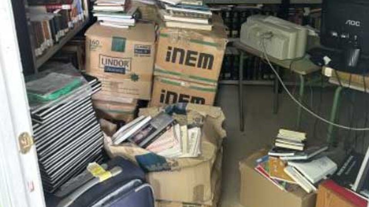 Ruina cultural en Nerva: una biblioteca abandonada, goteras en el museo y un cuadro desaparecido