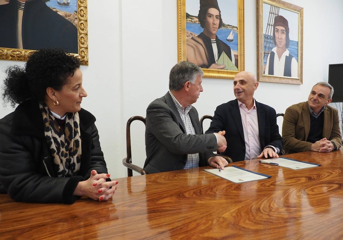Jesús Velasco y Carmelo Romero en la firma del convenio