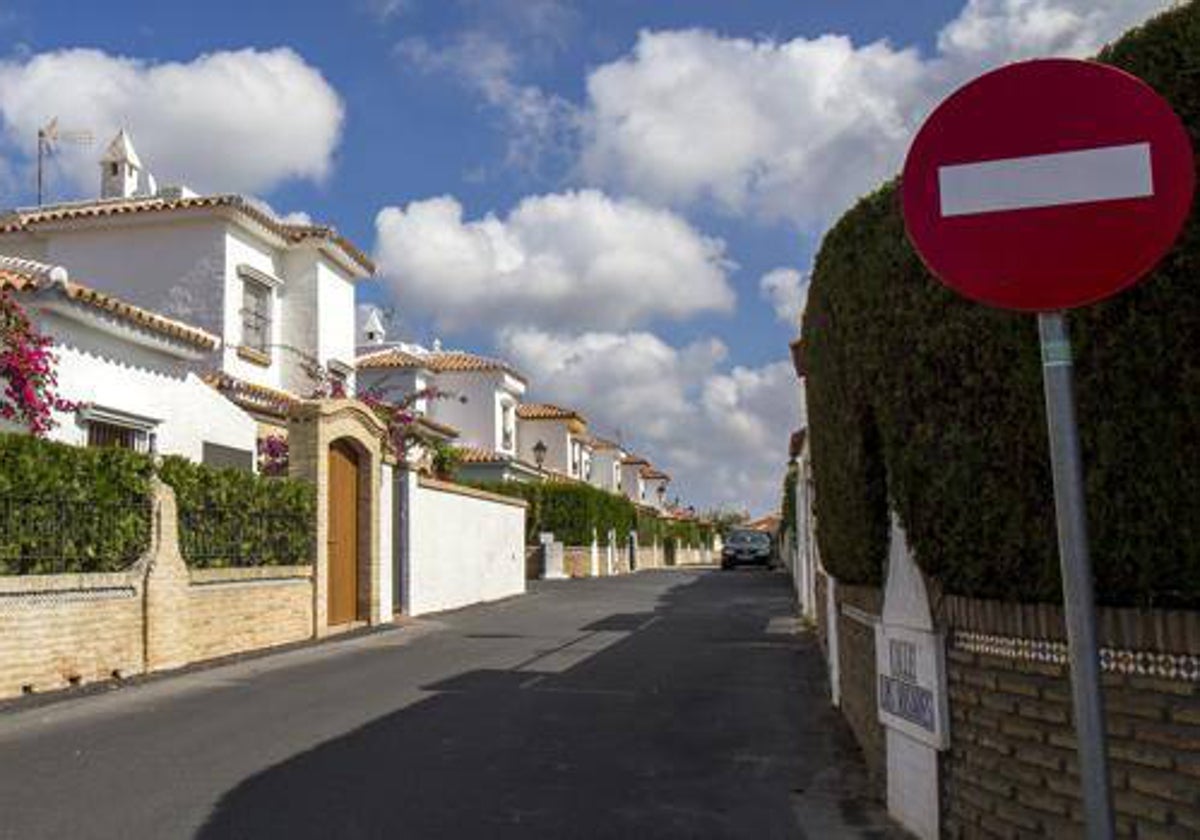 Una de las calles de Matalascañas