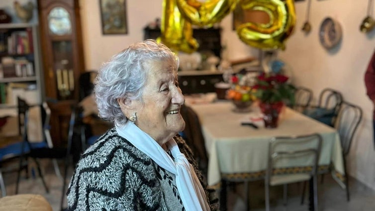 Julia Muñoz, una de las mujeres más longevas de Andalucía, cumple 105 años en su Higuera de la Sierra natal