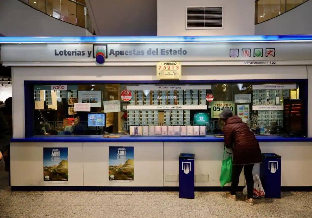 Foto de archivo de un despacho de administración de Loterías