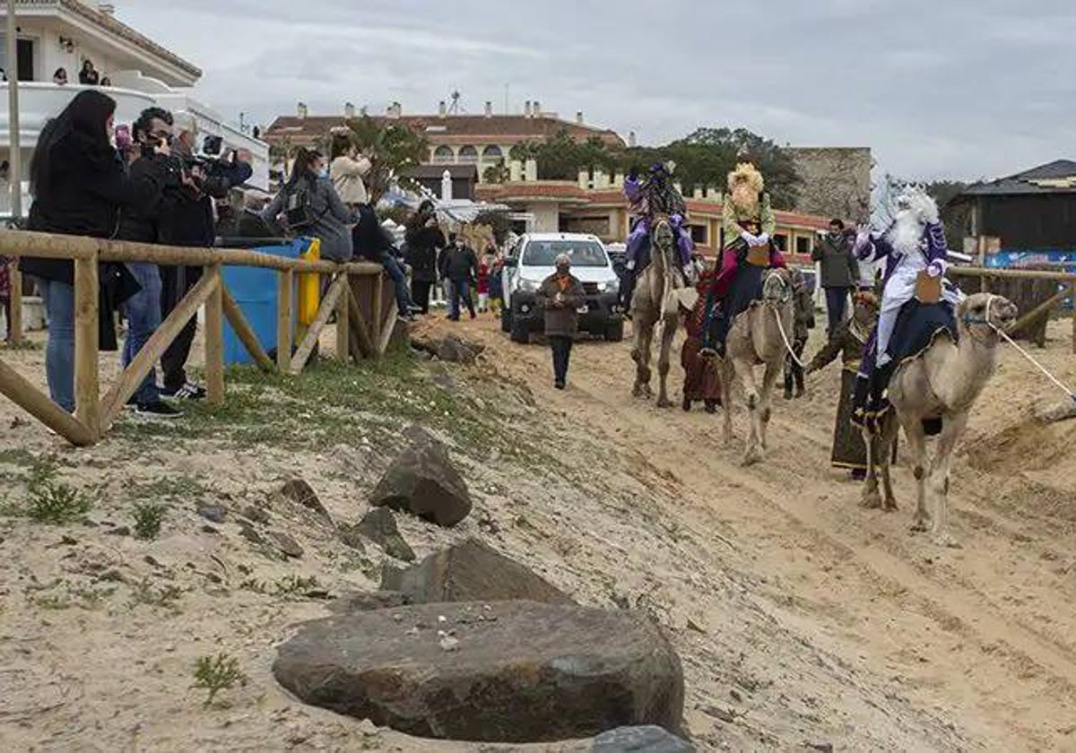 Los camellos y los Reyes Magos a su paso por Matalascañas