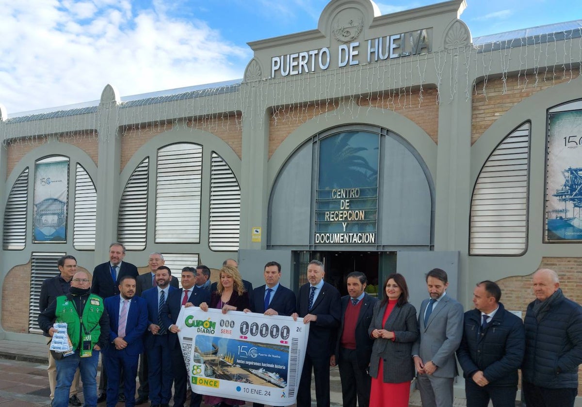 Autoridades con el cupón del 150 aniversario del Puerto de Huelva
