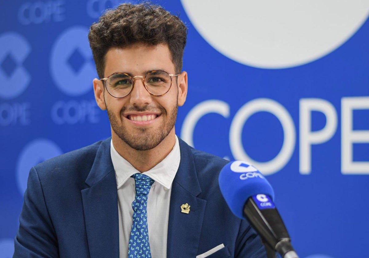 El joven periodista onubense Alejandro Martínez Piosa