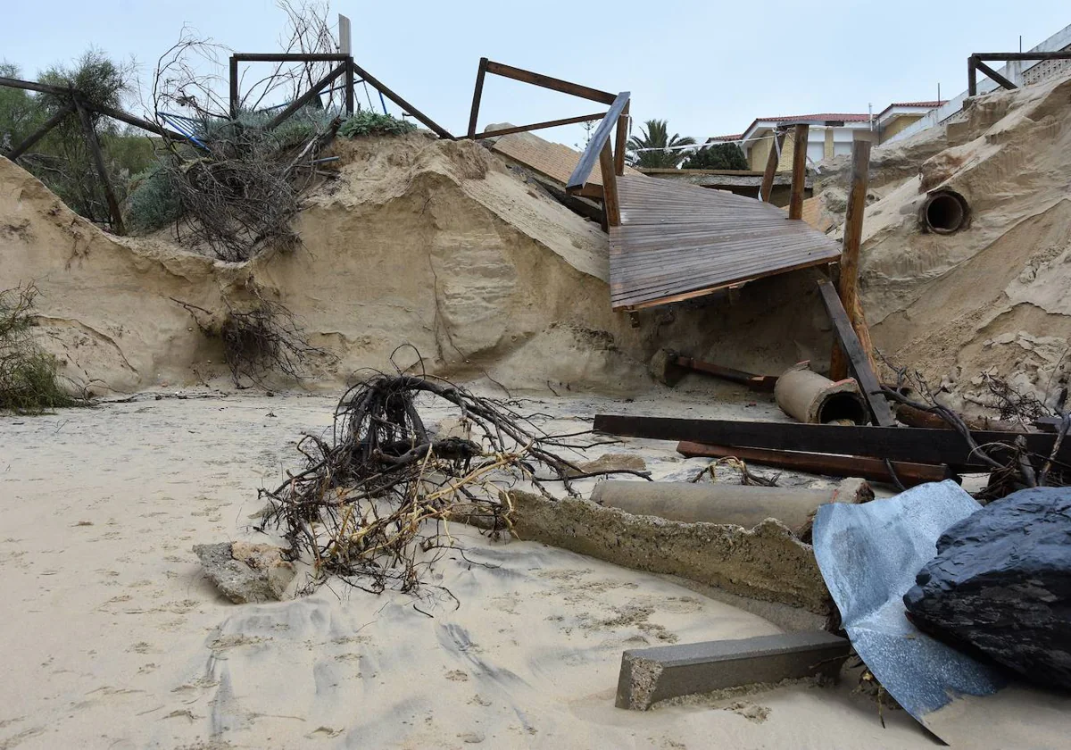 Destrozos en la playa de El Portil por las mareas vivas de este fin de semana