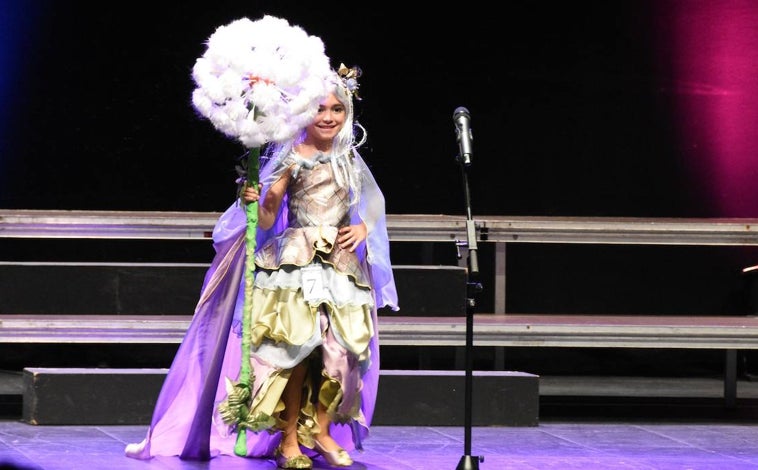 Imagen principal - Arriba, la reina infantil, Carmen Cordero, y abajo, la cote al completo y el rey infantil. Adrián Ortega