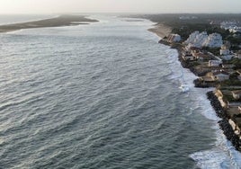 Vecinos de El Portil reclaman actuaciones desde ya para poder tener playa este verano