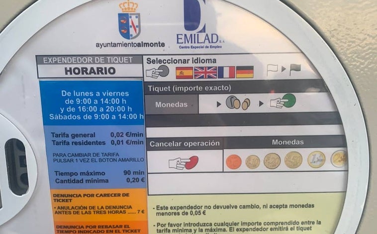 Imagen principal - Denuncian que el Ayuntamiento de Almonte ha instalado ya los parquímetros de la zona azul sin ordenanza municipal