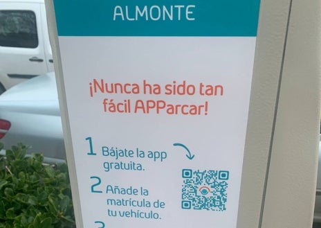 Imagen secundaria 1 - Denuncian que el Ayuntamiento de Almonte ha instalado ya los parquímetros de la zona azul sin ordenanza municipal