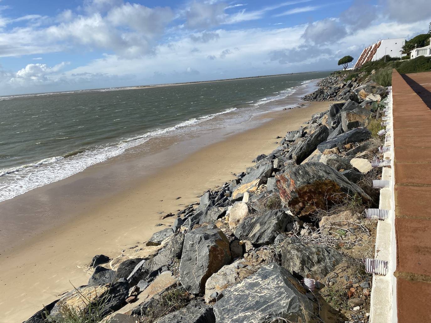 Este es el peligroso estado de los accesos a la playa de El Portil