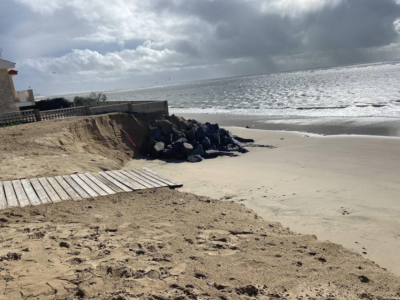 Este es el peligroso estado de los accesos a la playa de El Portil