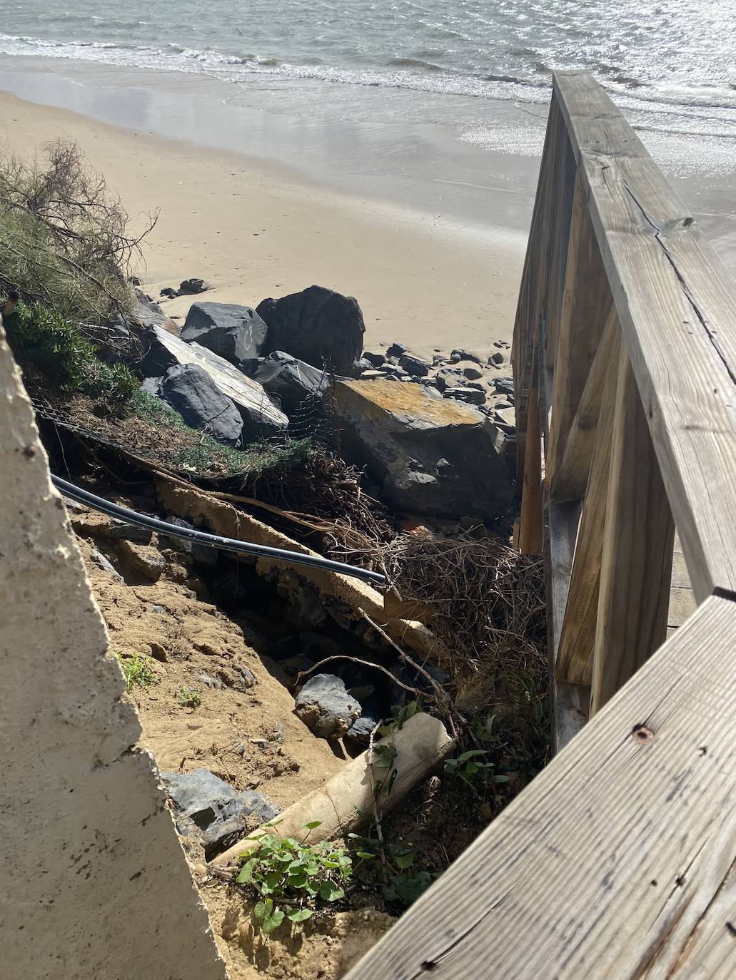 Este es el peligroso estado de los accesos a la playa de El Portil