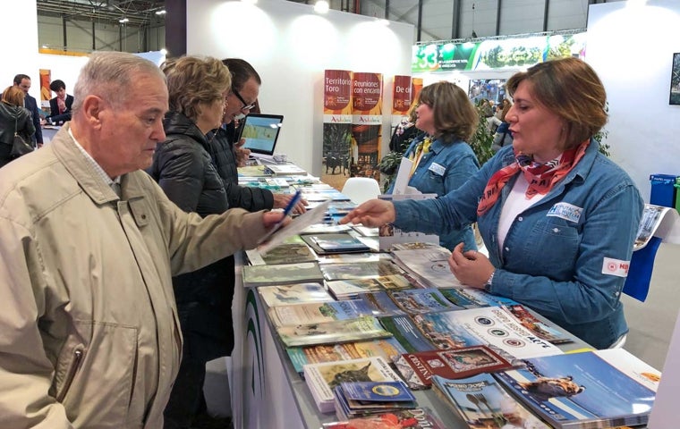 Atención a los visitantes del stand onubense