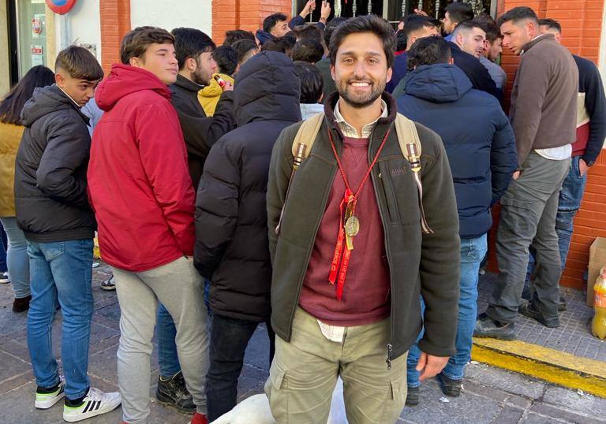 Manuel Antero, con fandango, ante la reja de San Antonio Abad