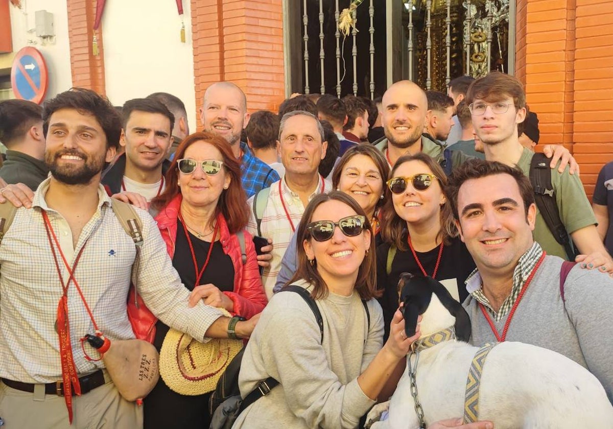 El grupo de peregrinos, tras llegar a la reja de San Antonio Abad en Trigueros