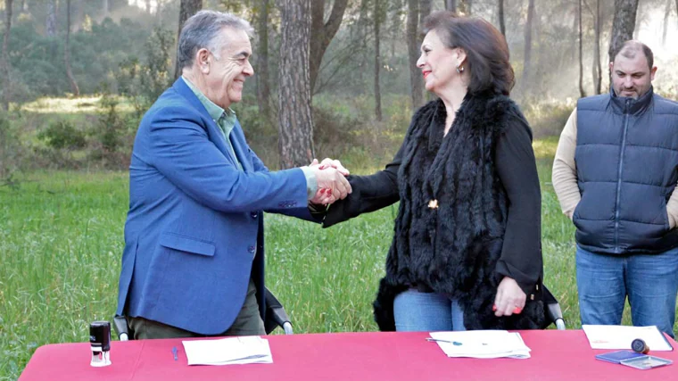 Los alcaldes tras rubricar el acuerdo entre los ayuntamientos de Almonte e Hinojos