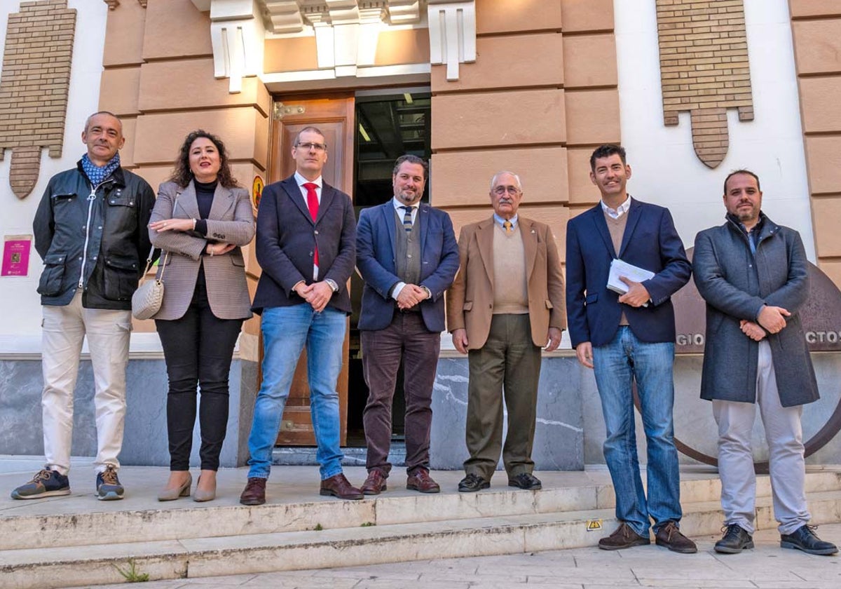 Responsables de las dos instituciones junto a la sede colegial