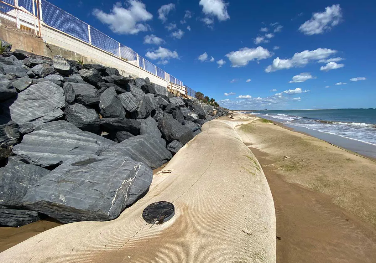 Una de las vainas de geotextil rellenas de arena colocadas en la playa de El Portil como protección
