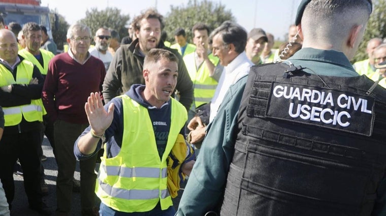 Agricultores se dirigen a los agentes del dispositivo desplegado