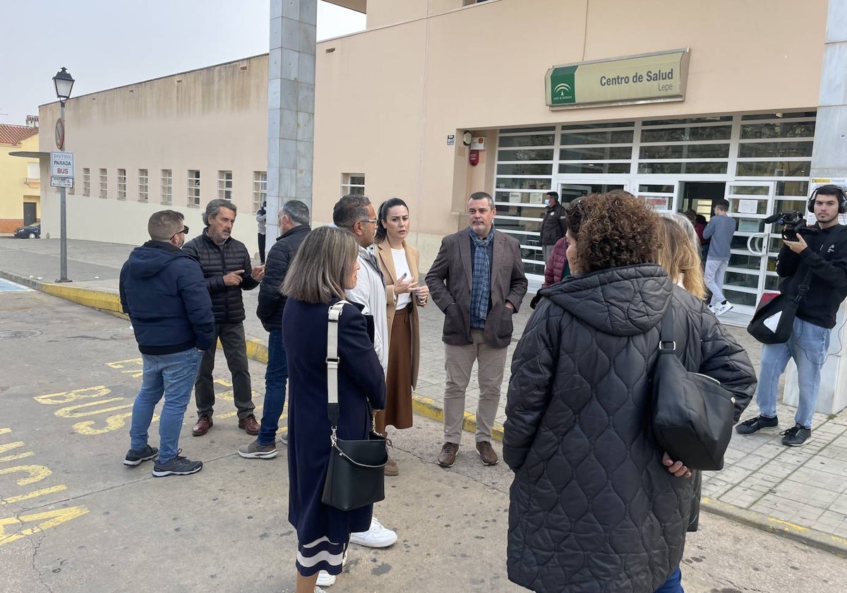 Representantes socialistas frente al centro de salud de Lepe