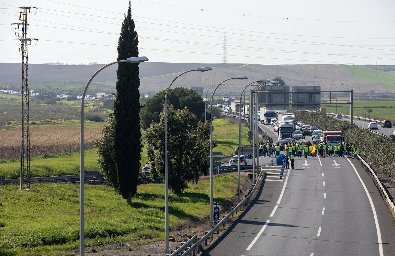 La tractorada de Huelva y el corte de la A-49, en imágenes