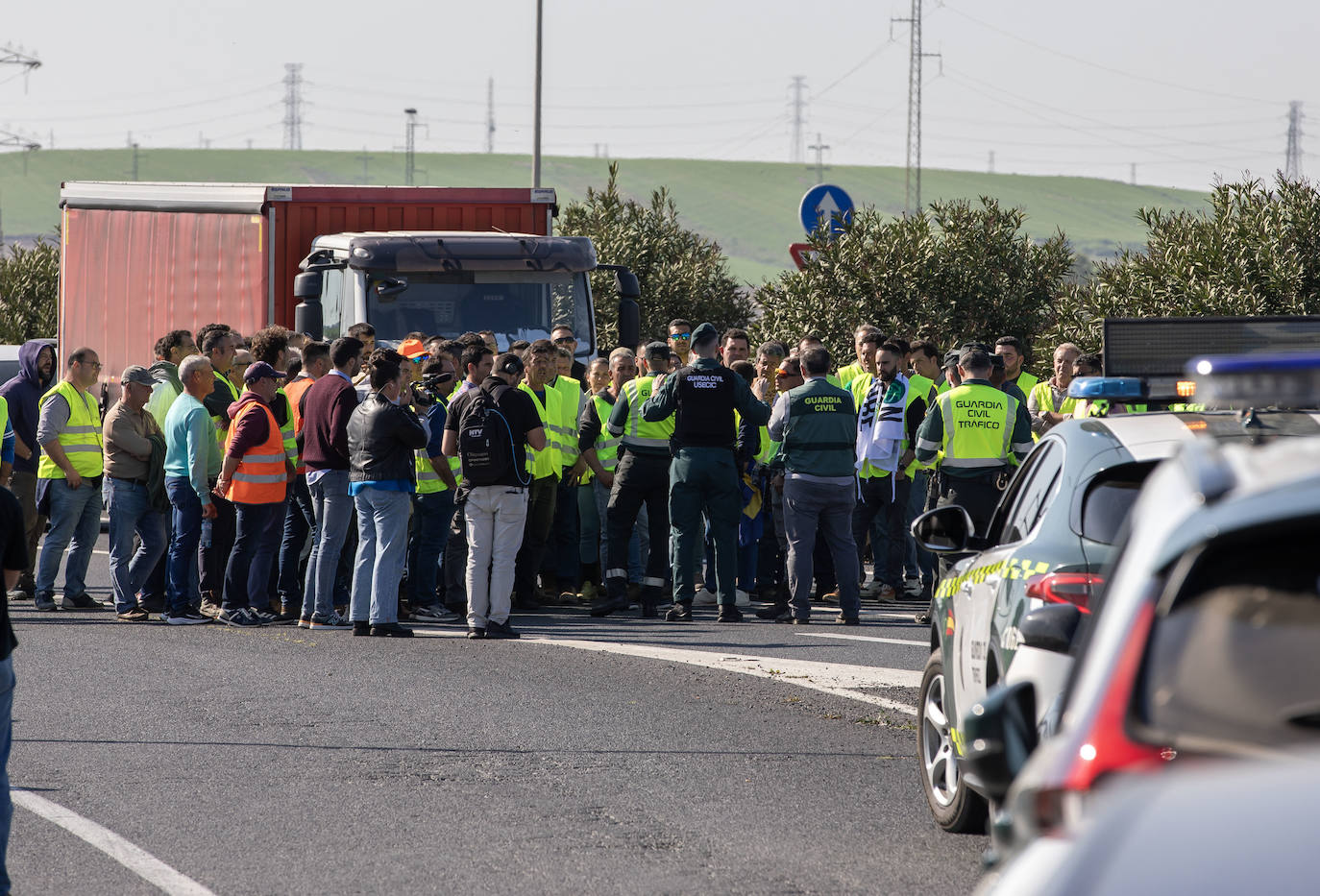 La tractorada de Huelva y el corte de la A-49, en imágenes