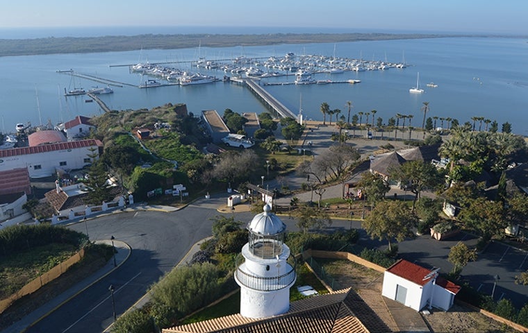 Vista del faro antiguo desde el actualmente activo