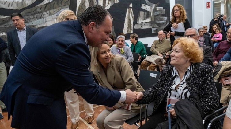 La Diputación de Huelva publica un libro sobre las ancestrales Fiestas de la Santa Cruz de Berrocal