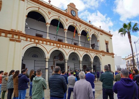 Imagen secundaria 1 - Actos en memoria de los guardia civiles fallecidos en Barbate a las puertas de los ayuntamiento de San Juan del Puerto, Cartaya y Moguer