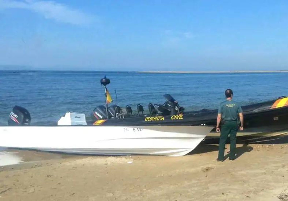 Agente de la Guardia Civil en una operación antidroga en Ayamonte