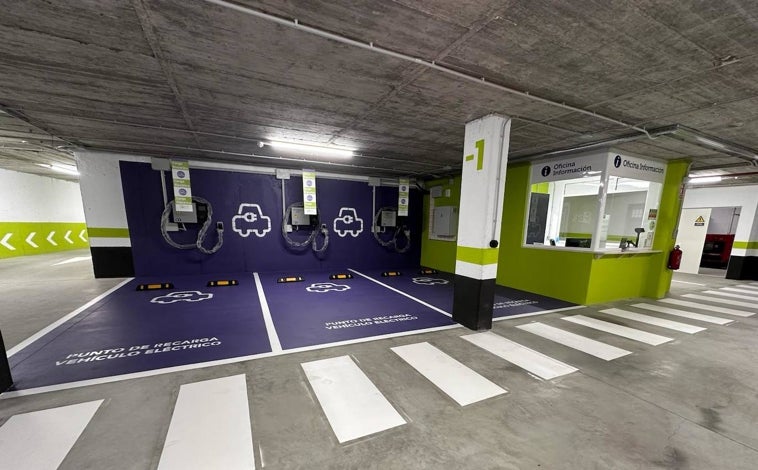 Imagen principal - Diferentes imágenes del interior y el exterior del nuevo párking de Moguer