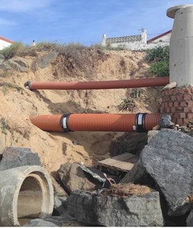 Imagen secundaria 2 - Algunos de los destrozos que han ocasionado las mareas en la playa de Mazagón