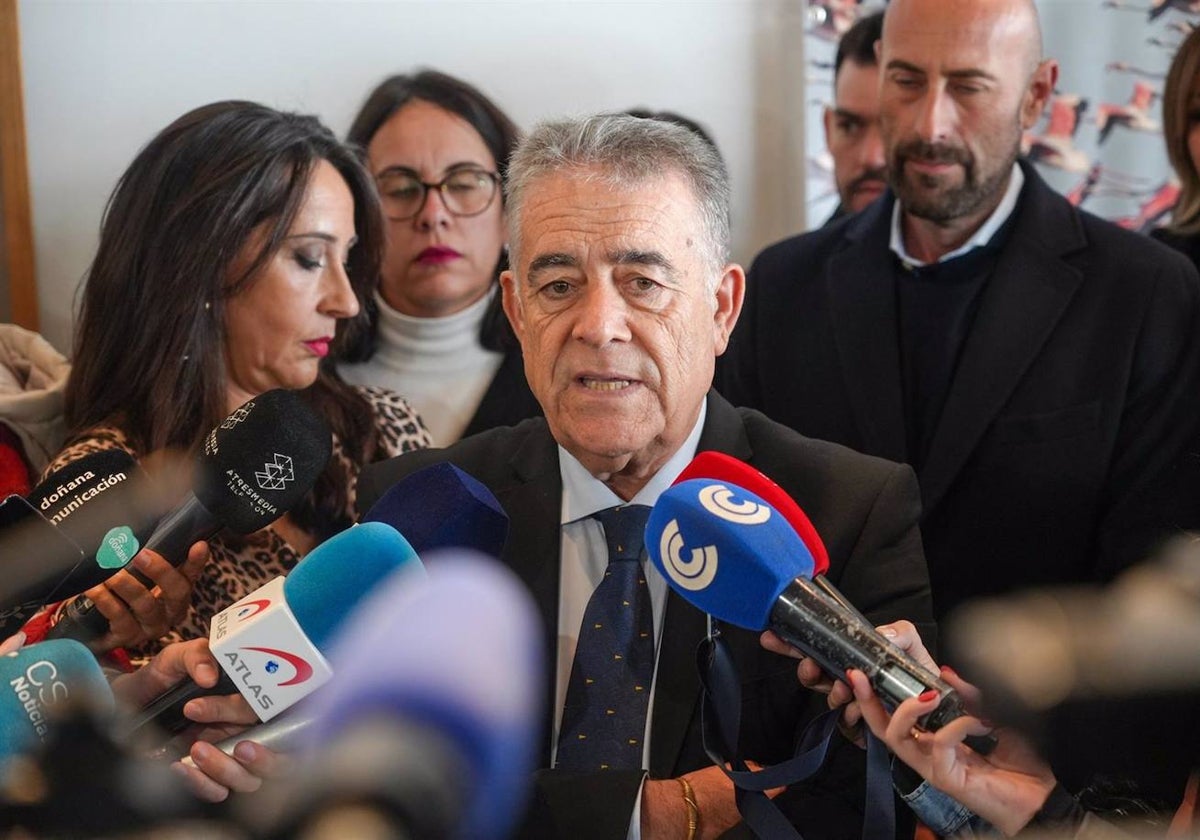 Paco Bella, alcalde de Almonte