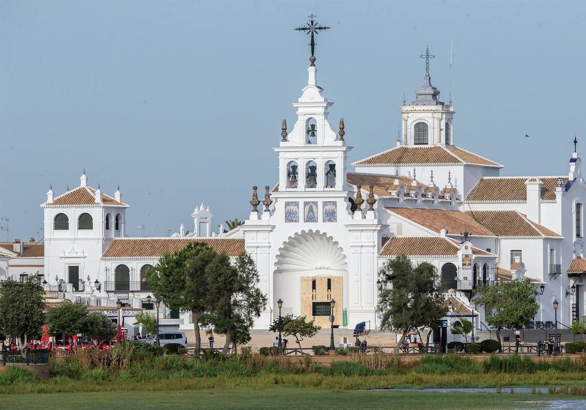 La ermita de El Rocío en la aldea almonteña