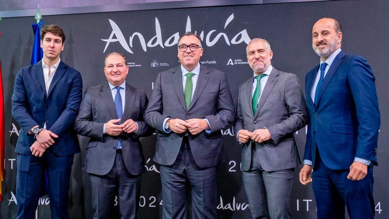 El presidente de la Diputación de Huelva, David Toscano, junto a otras autoridades en la ITB de Berlín