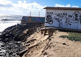 Borrasca Mónica en El Portil: un módulo de playa colgando, casas  «más dañadas» e infraestructuras públicas que «ya casi no existen»
