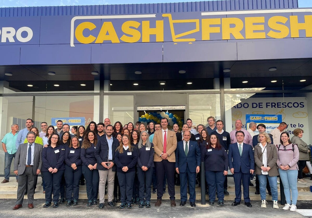 Los trabajadores y las autoridades en la inauguración del nuevo Cash Fresh en Trigueros
