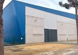 Denuncian que los propios padres y madres han tenido que limpiar la pista de un colegio en Bellavista ante el «abandono» del Ayuntamiento