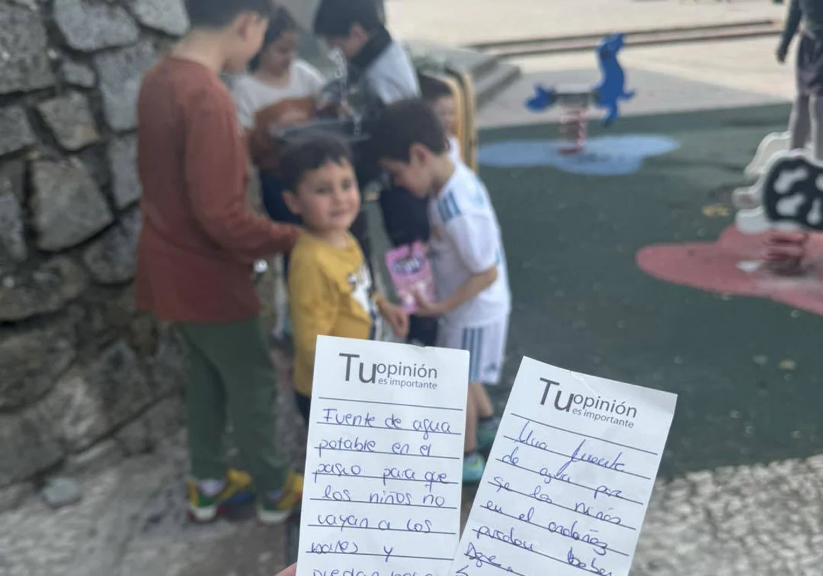 Niños de Aroche beben en la nueva fuente instalada en el paseo Ordónez Valdés