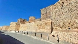 Este es el pueblo de Huelva que posee un impresionante castillo y está rodeado por una muralla