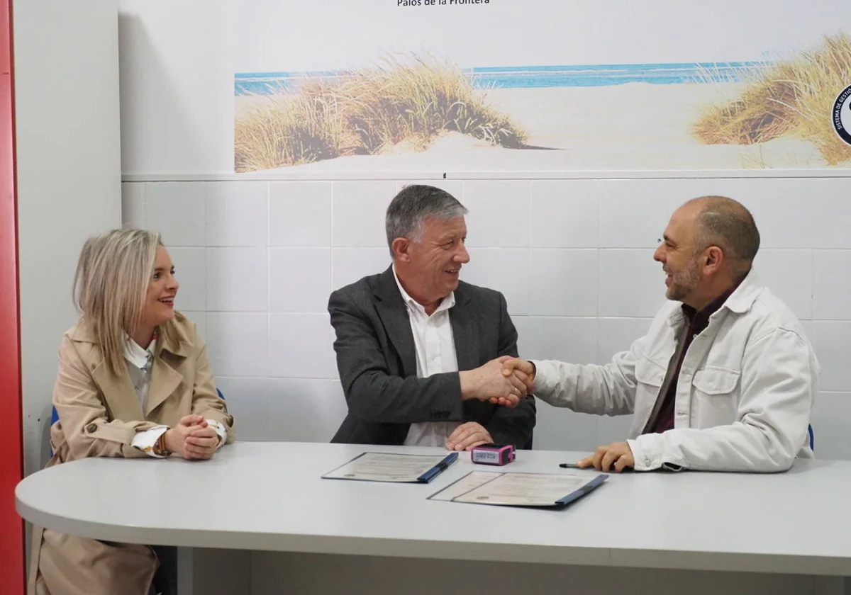 Carmelo Romero, alcalde de Palos de la Frontera, en la firma del convenio