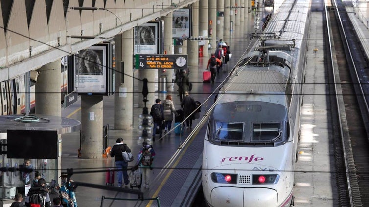 Un nuevo retraso en el tren Huelva-Sevilla impide a una veintena de viajeros llegar a tiempo al AVE a Madrid