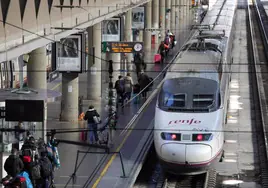 Un nuevo retraso en el tren Huelva-Sevilla impide a una veintena de viajeros llegar a tiempo al AVE a Madrid