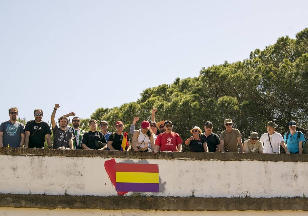 La bandera republicana fuera arrancada y arrojada al arroyo, denuncian desde la Asociación