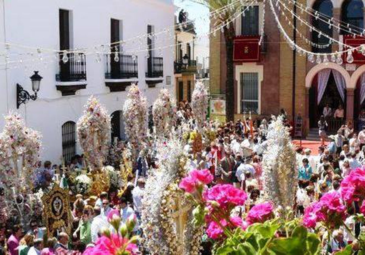 Las Cruces de Bonares, frente al Ayuntaminento