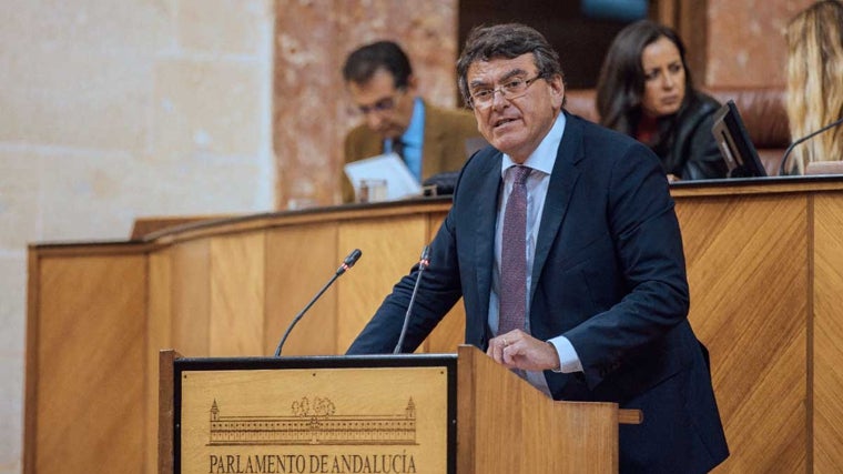 Rafael Segovia en la tribuna del Parlamento andaluz