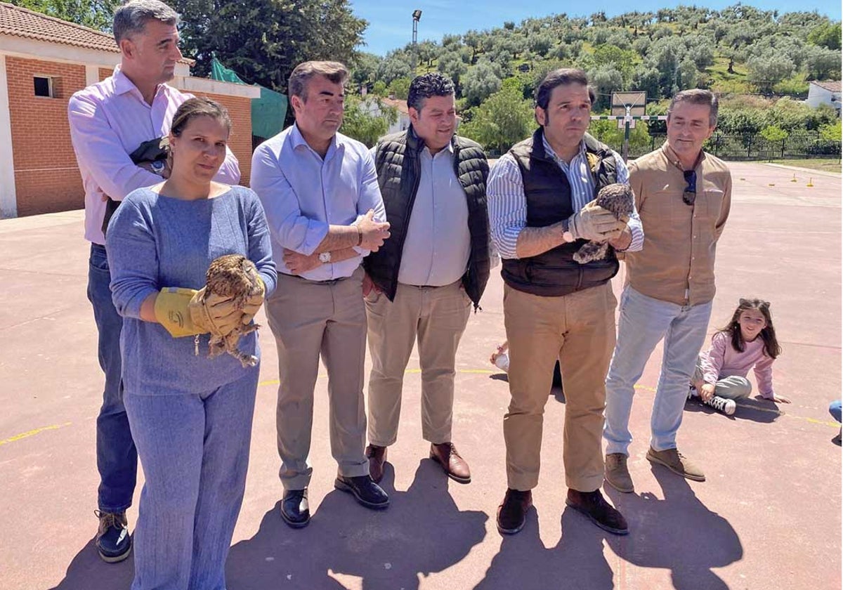 Momento previo a la suelta de las rapaces