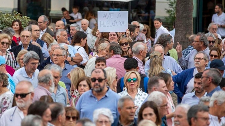 La concentración por el AVE a Huelva, en imágenes