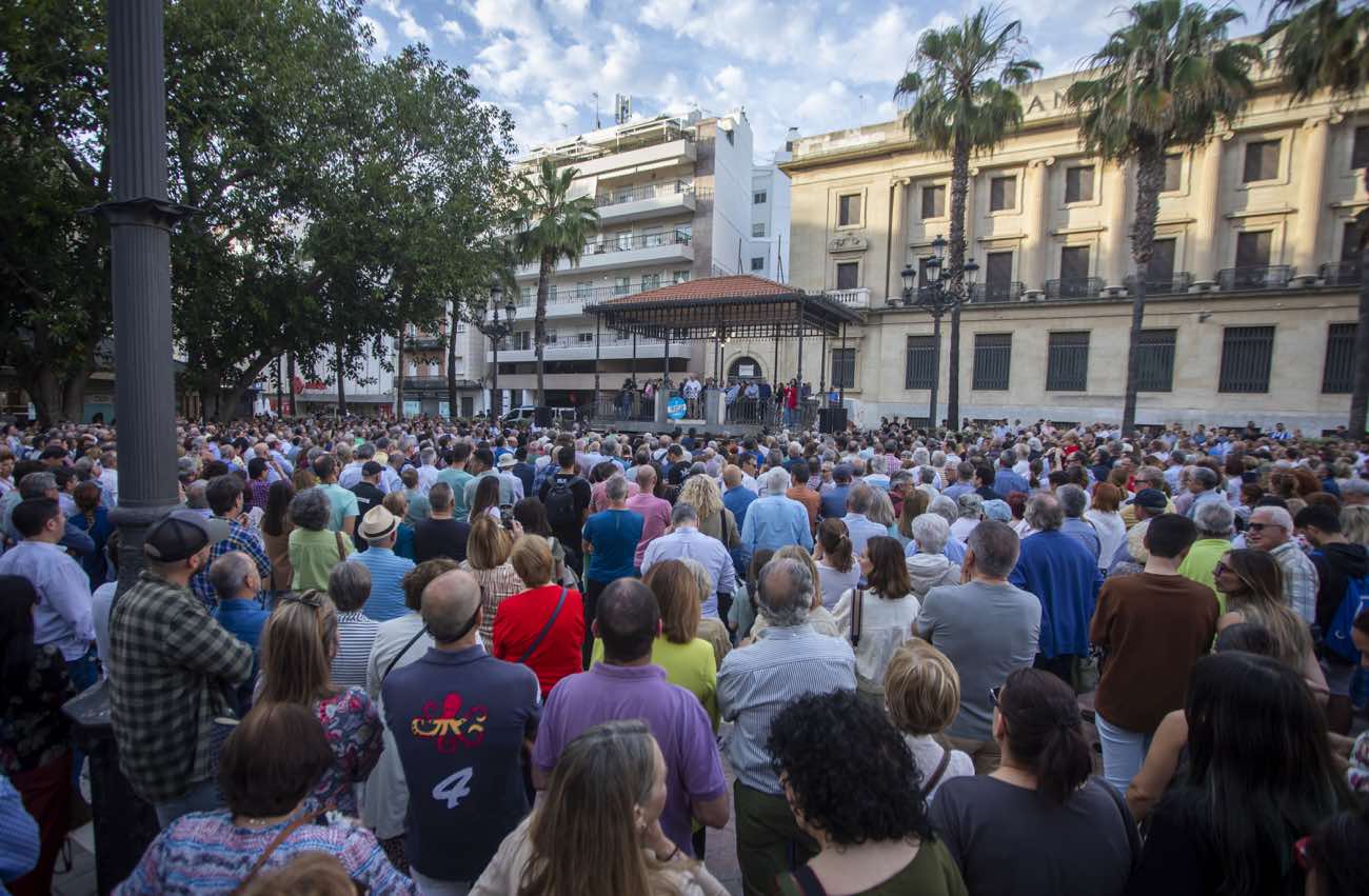 La concentración por el AVE a Huelva, en imágenes